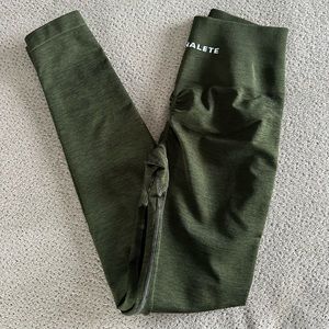 ALPHALETE Amplify Legging in Evergreen SMALL